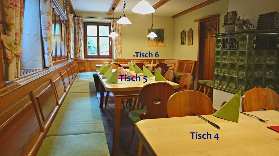 Foto des Nebenzimmers mit den nummerierten Tischen 4, 5 und 6